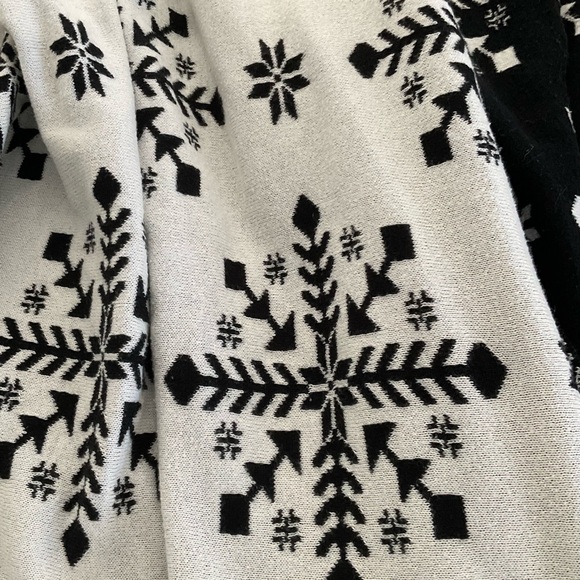 KIRKLANDS THROW Snowflake Reversible Black White Stripe Edges 60” x 56” NWOT - Picture 7 of 9